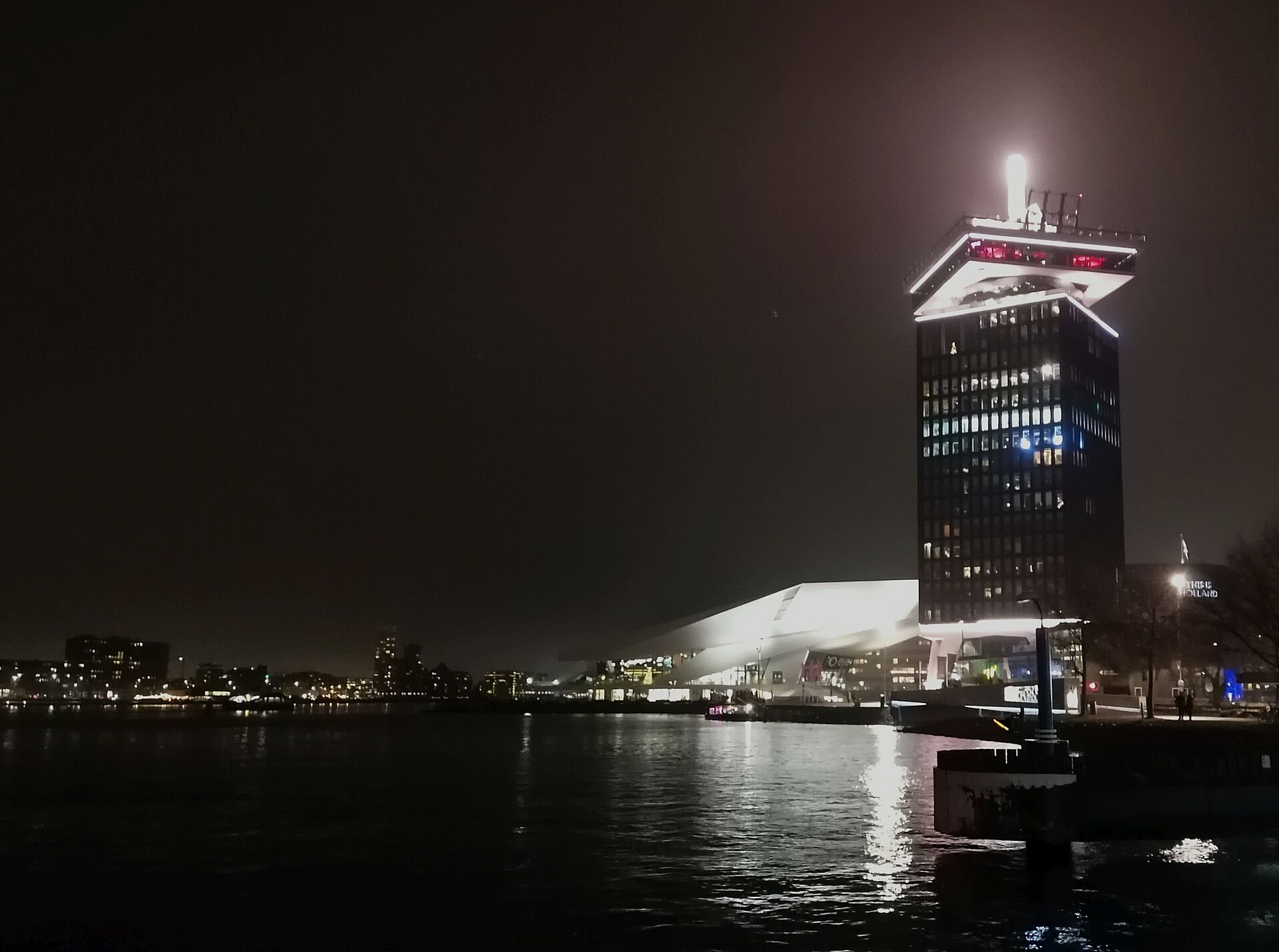 A'DAM Tower och filmmuseet EYE vid IJ på kvällen