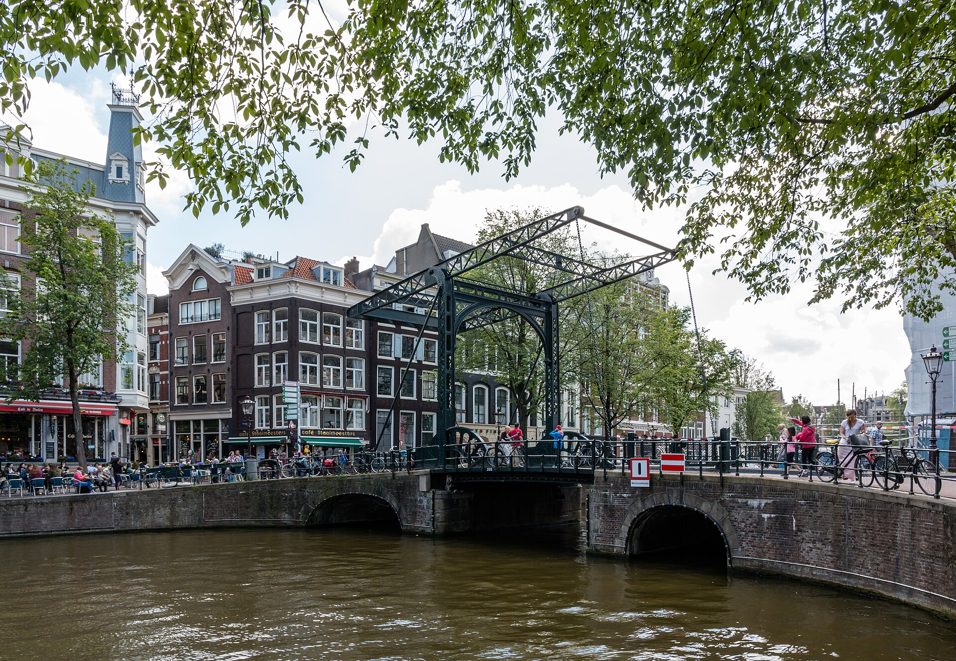 Bro över kanalen Kloveniersburgwal i Amsterdam