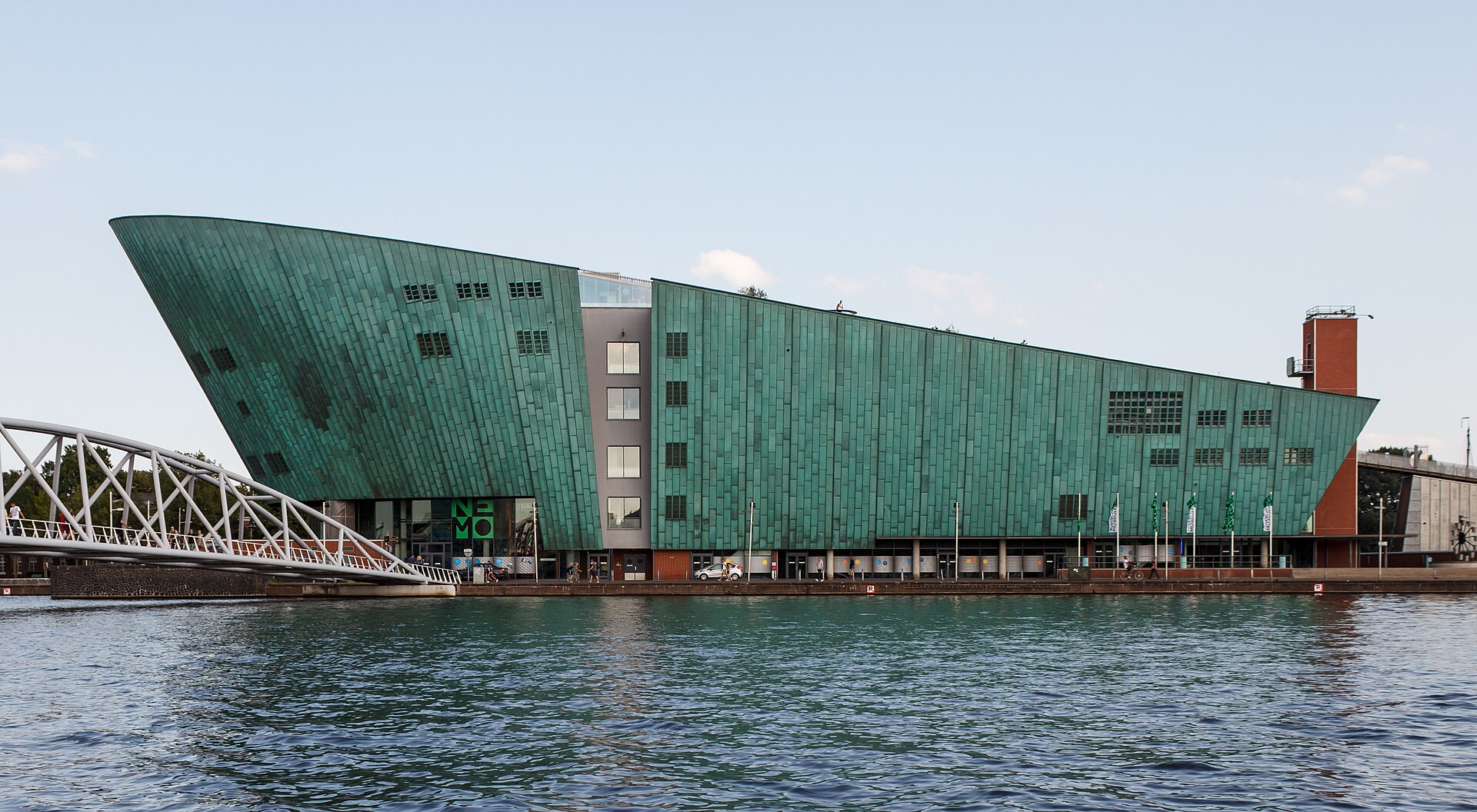 Vetenskapscentret NEMO vid hamnen i Amsterdam