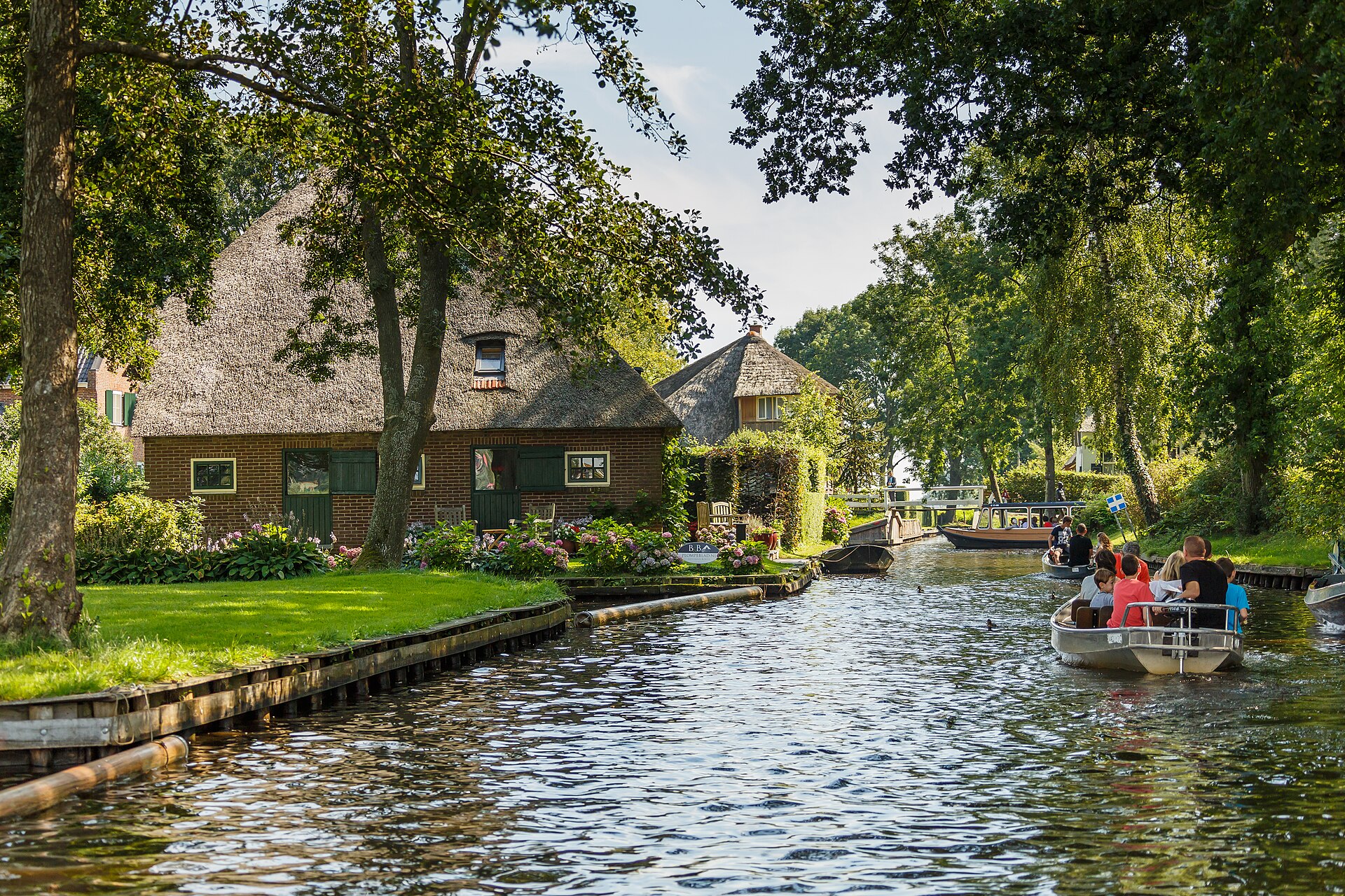 Kanal och hus med stråtak i Giethoorn