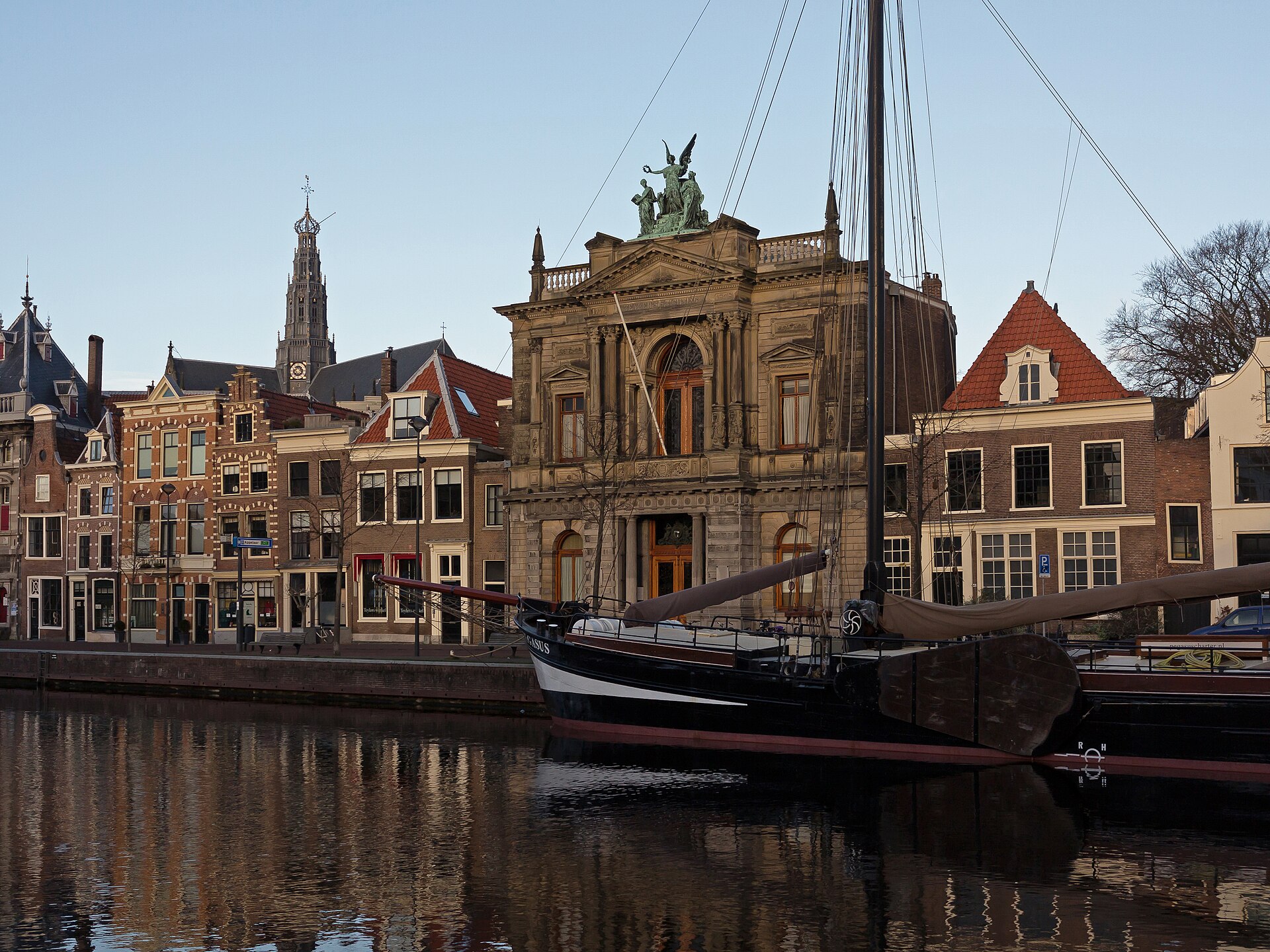 Teylers Museum och Sint-Bavokerk i Haarlem