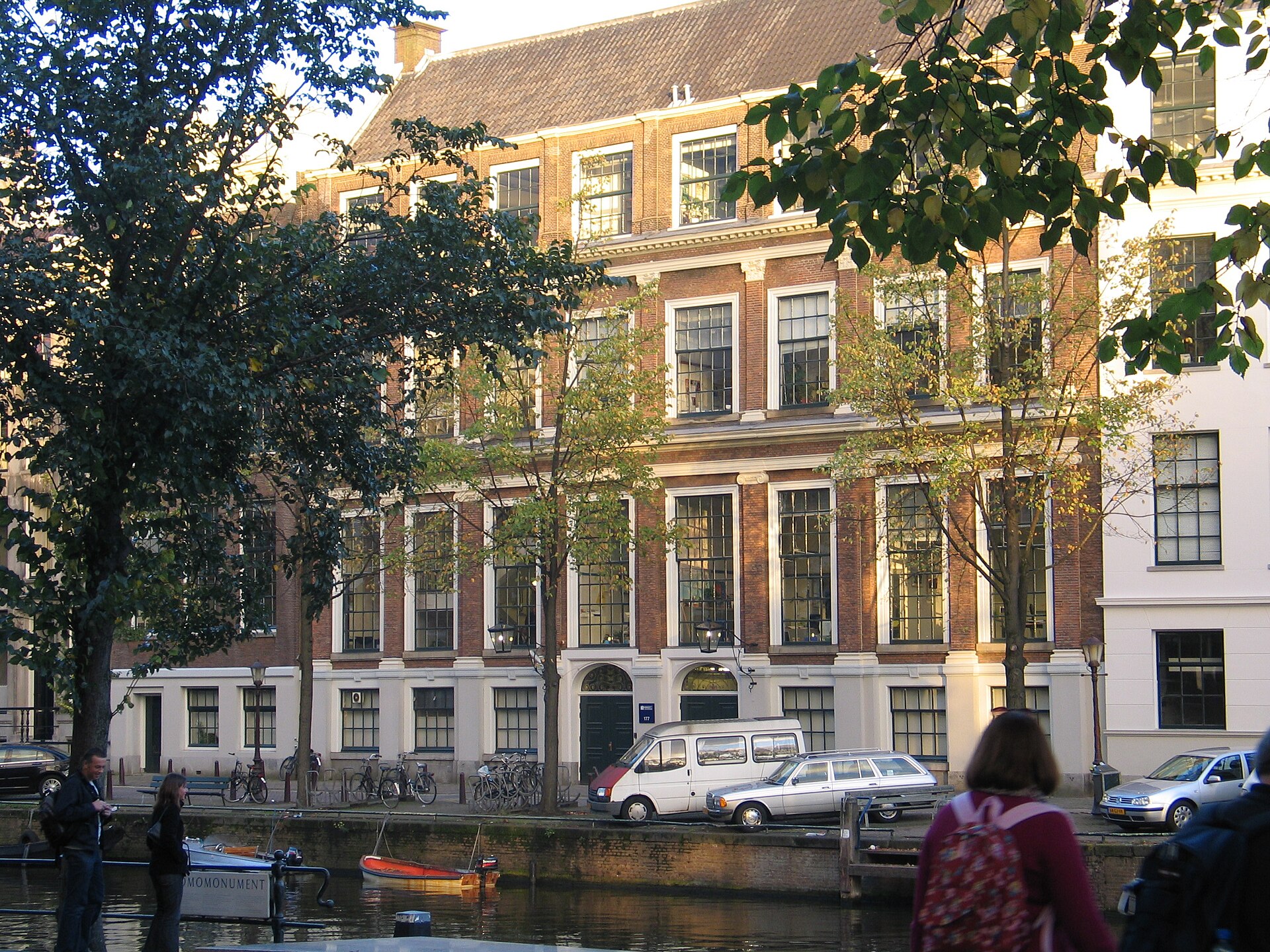 Fasad på ett gammalt kanalhus i Amsterdam
