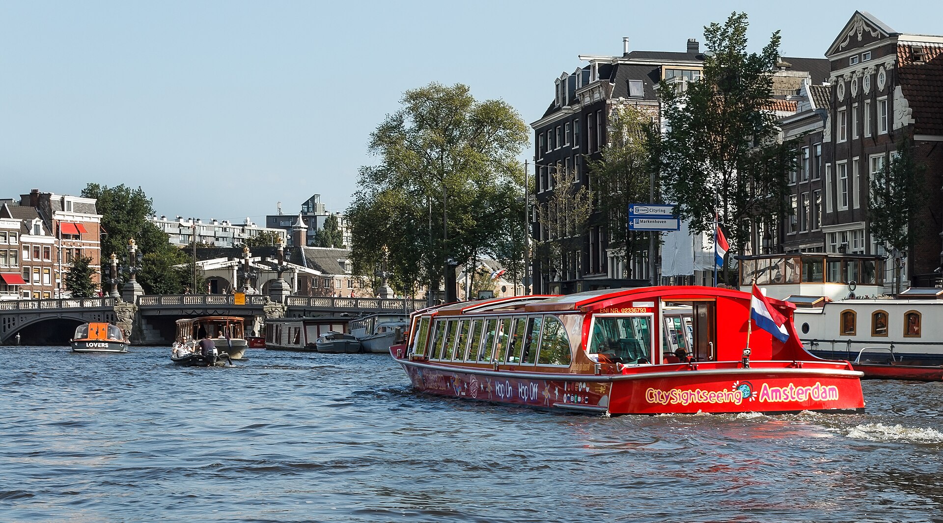 Kanalbåt på Amstel vid bron Blauwbrug