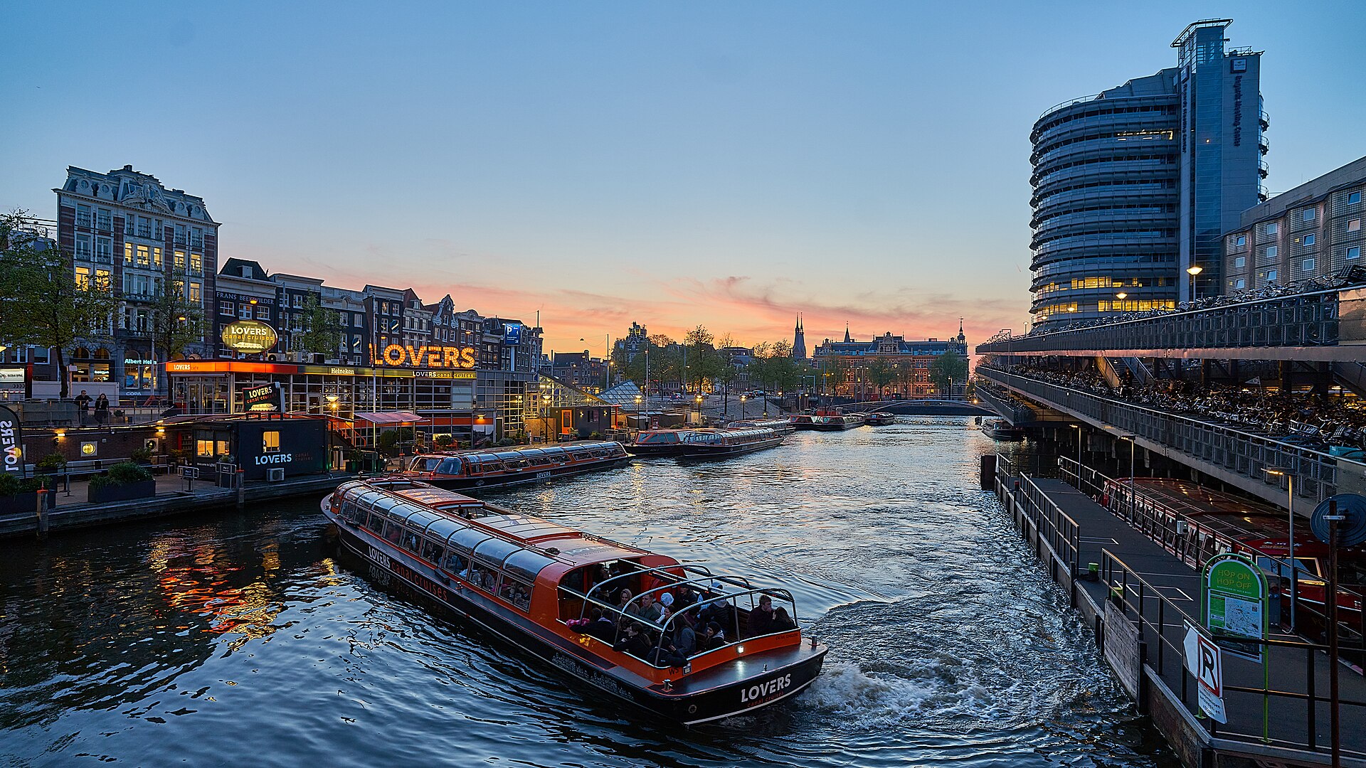 Kanalbåt i kvällsljus i Amsterdam