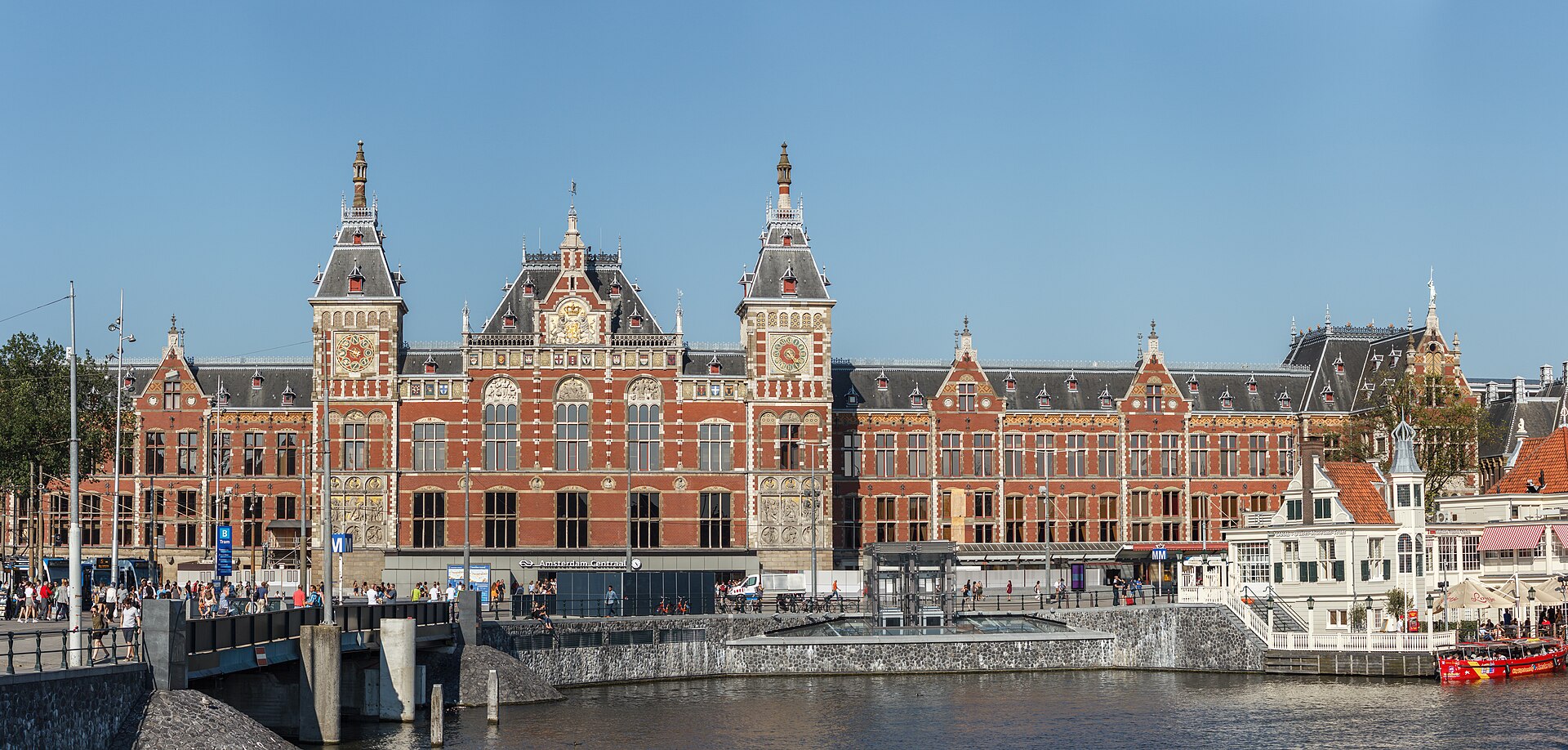 Amsterdam Centraal sedd från vattnet