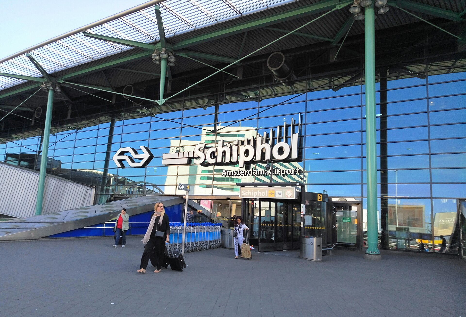 Ingången till tågstationen på Schiphol