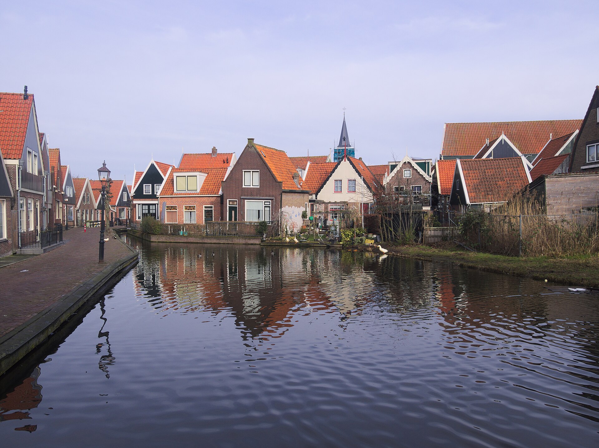 Hus längs vattnet i Volendam